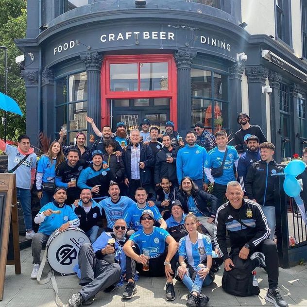 Piratas por el mundo, hinchas de Belgrano reunidos en un grupo de whatsapp.