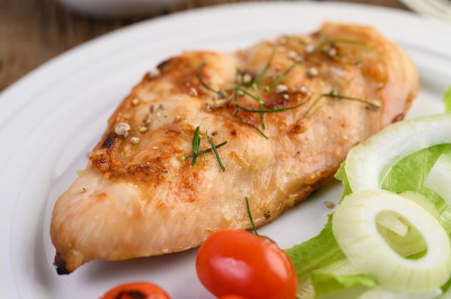Tres ideas para resolver un almuerzo rápido y proteico con una suprema de pollo.
