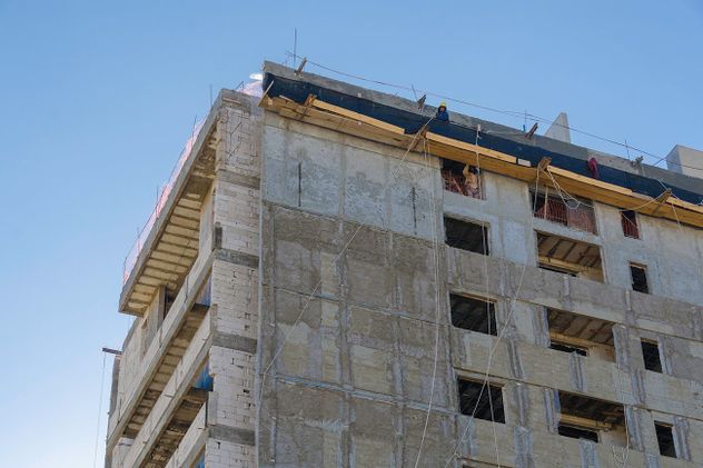 La recuperación sectorial está condicionada por el freno de la obra pública, la cautela del sector privado y el deterioro del poder adquisitivo.