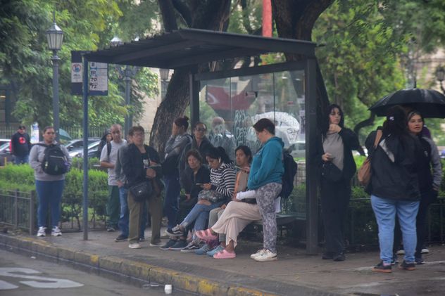 Paradas llenas en Plaza Colón por la crisis en el transporte urbano de Córdoba Capital.