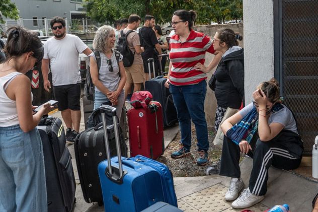 Derrumbe en Parque Patricios: vecinos evacuados pudieron retirar pertenencias y reclaman volver a sus casas. (Gentileza Clarín / Federico López Claro)