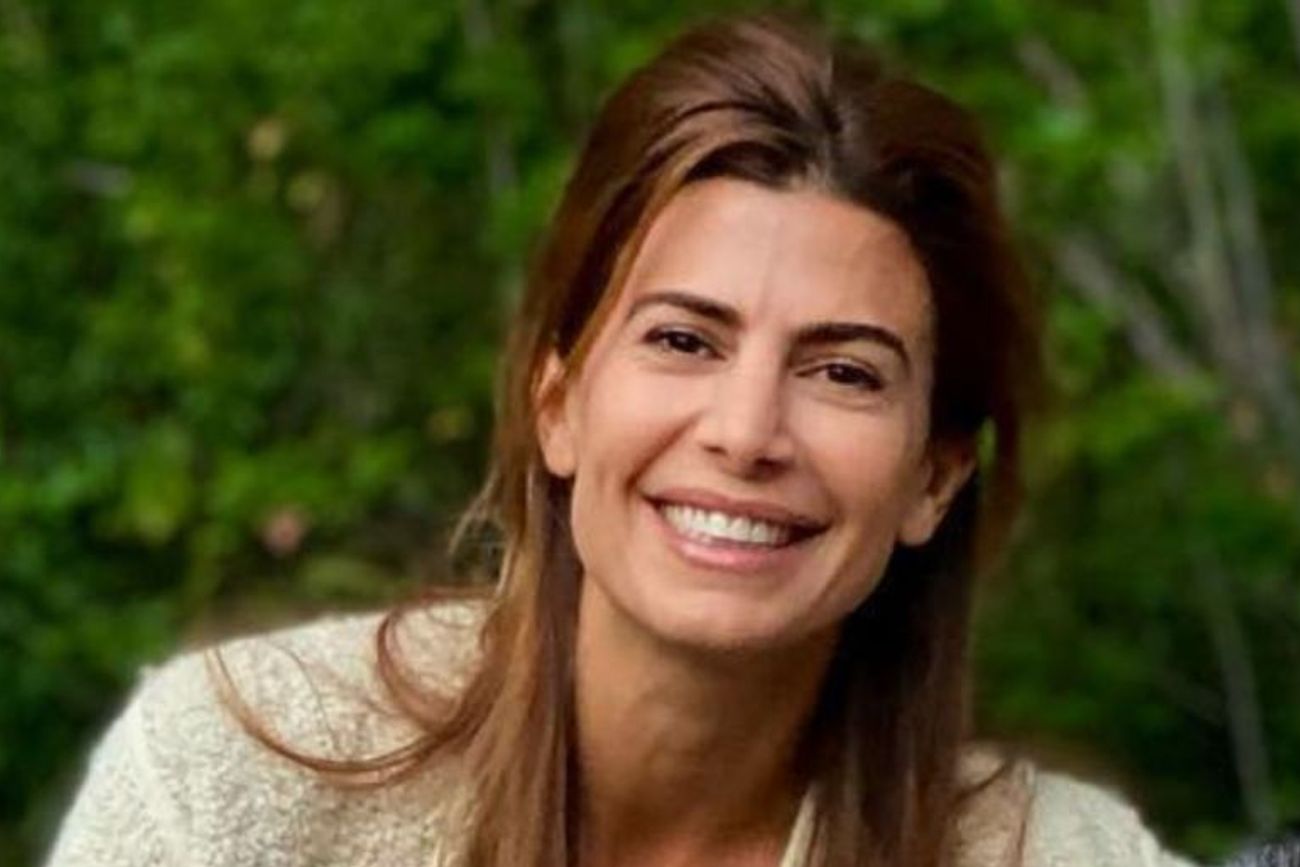 Sin necesidad de stilettos ni elementos formales, Awada demuestra que la sofisticación reside en la frescura y la comodidad.