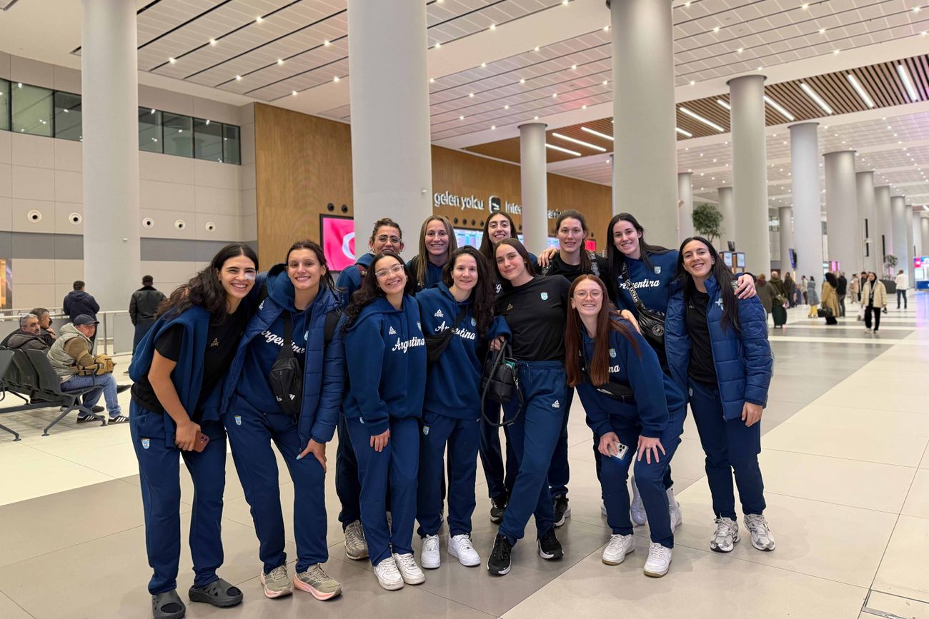 La Selección Argentina femenina a su llegada a Turquía para disputar el Torneo Clasificatorio al Mundial de Alemania 2026. (Prensa CAB)