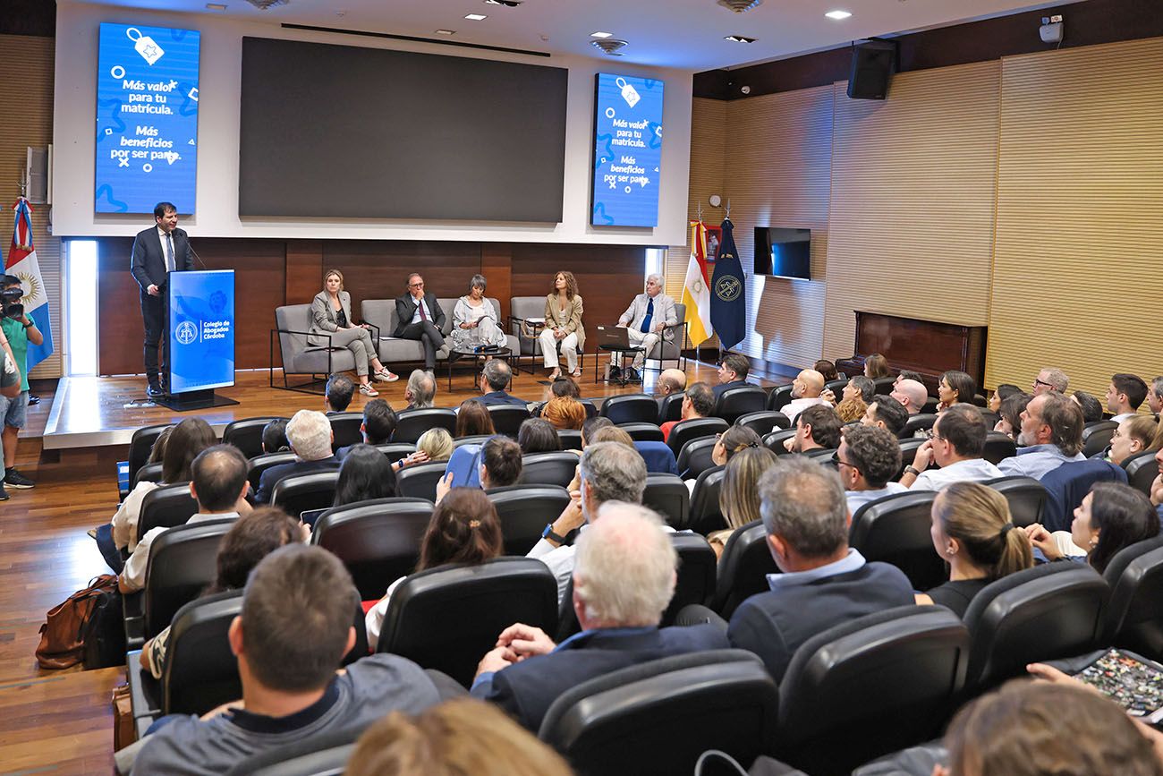 El presidente del Colegio de Abogados de Córdoba, Eduardo Bittar, durante la apertura de la jornada de análisis de la reforma laboral. Lo acompañaron en el panel Agostina Lacase, Alejandro Manzanares, Silvia Díaz, Rosalía Pécora y Cristian Requena.