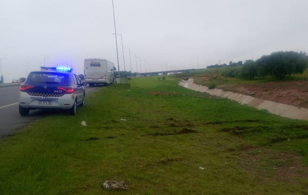 Un colectivo y una camioneta chocaron en la Circunvalación de Córdoba: hay un herido