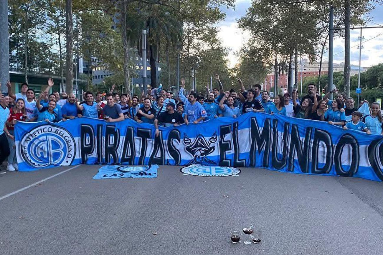 Piratas por el mundo, hinchas de Belgrano reunidos en un grupo de whatsapp. 
