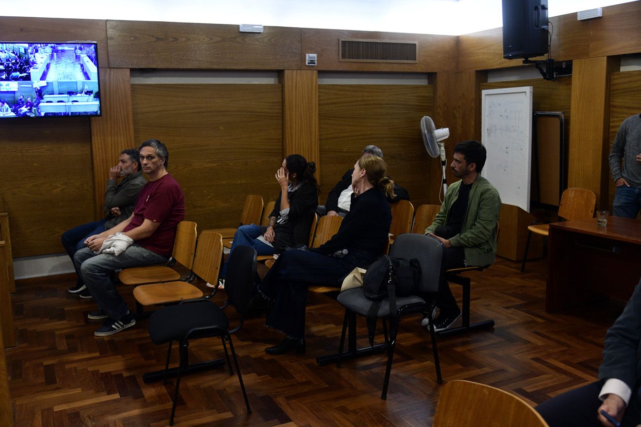 Mirada. Solo Javier Marieschi mira a la cámara entre quienes integran parte las bancas de acusados. (Ramiro Pereyra / La Voz)