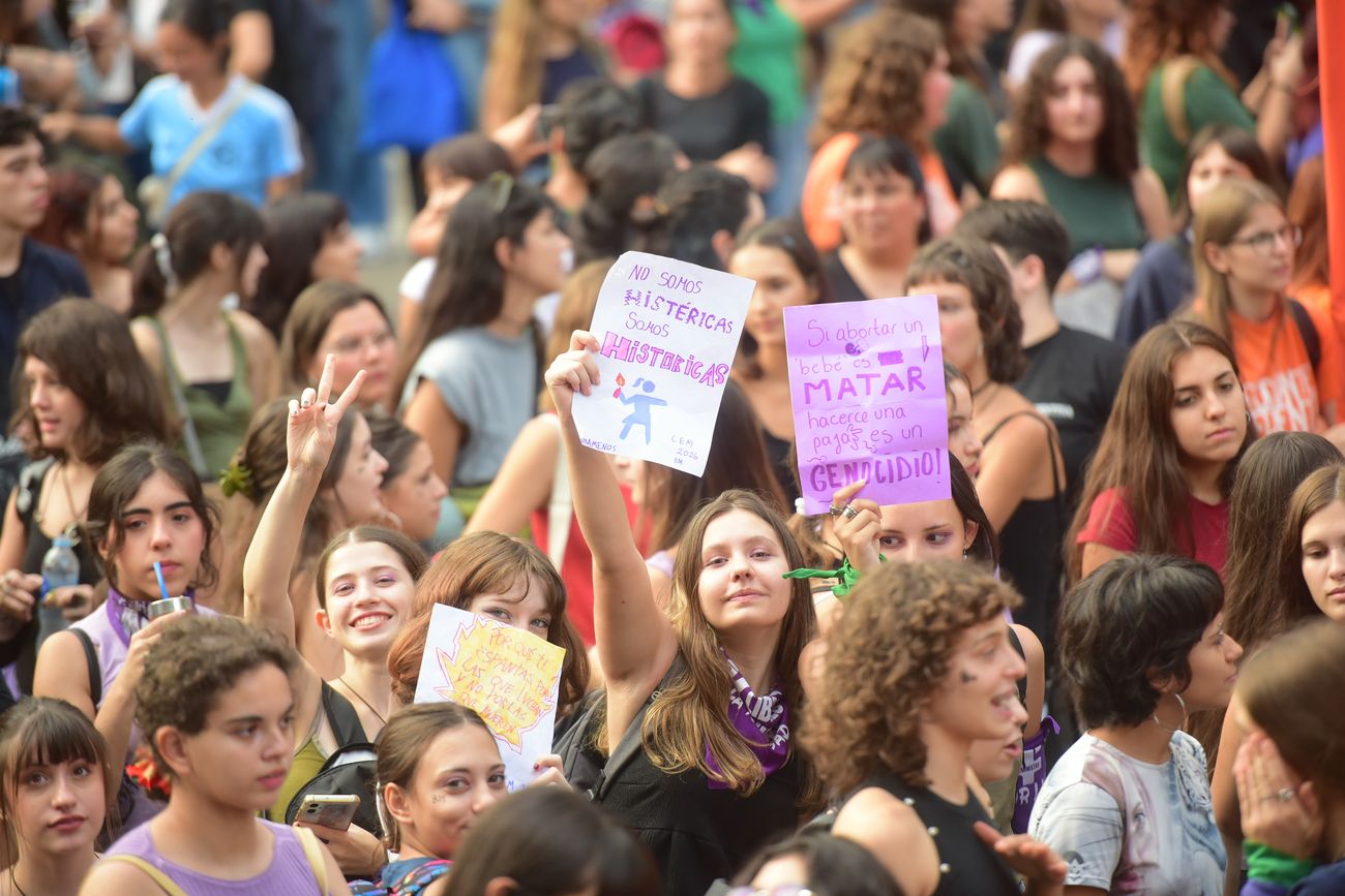 Marcha de mujeres por las calles de Córdoba. (Javier Ferreyra / La Voz)