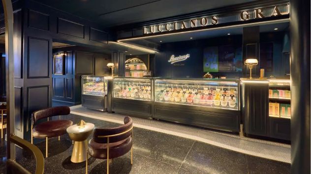 Con un piano de cola en el salón y una cafetería integrada, el espacio invita a una experiencia sofisticada donde el helado y la pastelería son los protagonistas. Conocé los precios de su exclusiva carta.