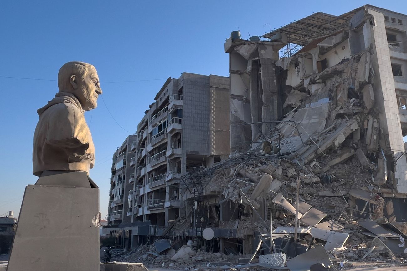 Un busto del difunto general iraní Qasem Soleimani frente a un edificio destruido que albergaba una sucursal de Al-Qard Al-Hassan, una institución financiera no bancaria dirigida por Hezbollah, que fue alcanzada por un ataque aéreo israelí en Dahieh, en los suburbios del sur de Beirut, Líbano, el martes 10 de marzo de 2026. 