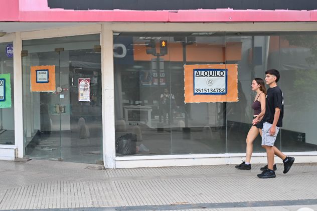 Villa María. Locales comerciales desocupados, por mudanzas o cierres de negocios en la zona céntrica. 