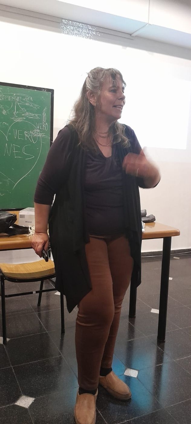 María Elena Módica en la actualidad, dictando un taller de superación personal. (Gentileza)