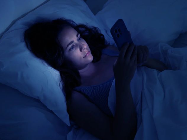 El hábito nocturno que arruina el sueño: lo que revela un nuevo estudio sobre el uso del celular antes de dormir.