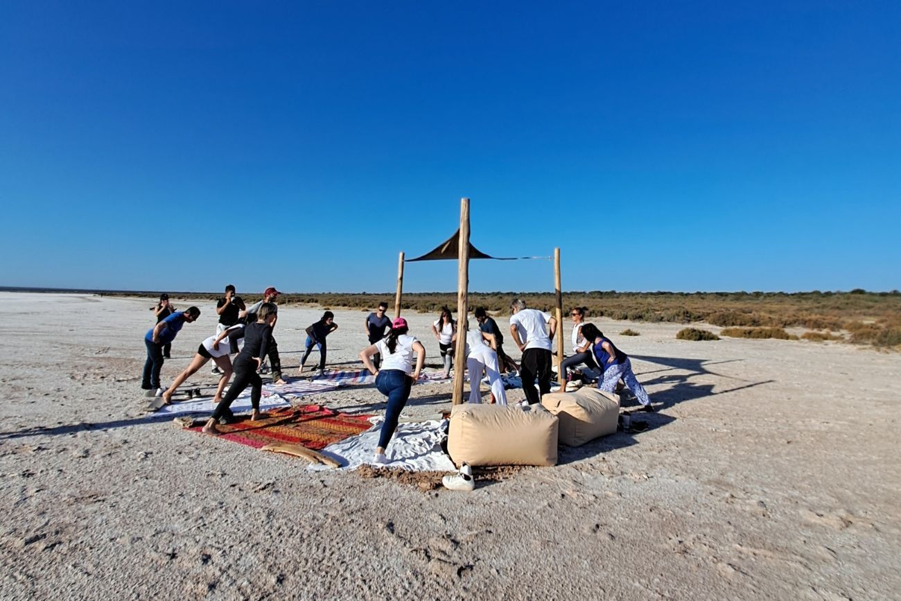 Clases de yoga acompañadas por meditación guiada con cuencos, una experiencia que potencia el silencio del paisaje y convierte la puesta de sol en un verdadero ritual de bienestar.