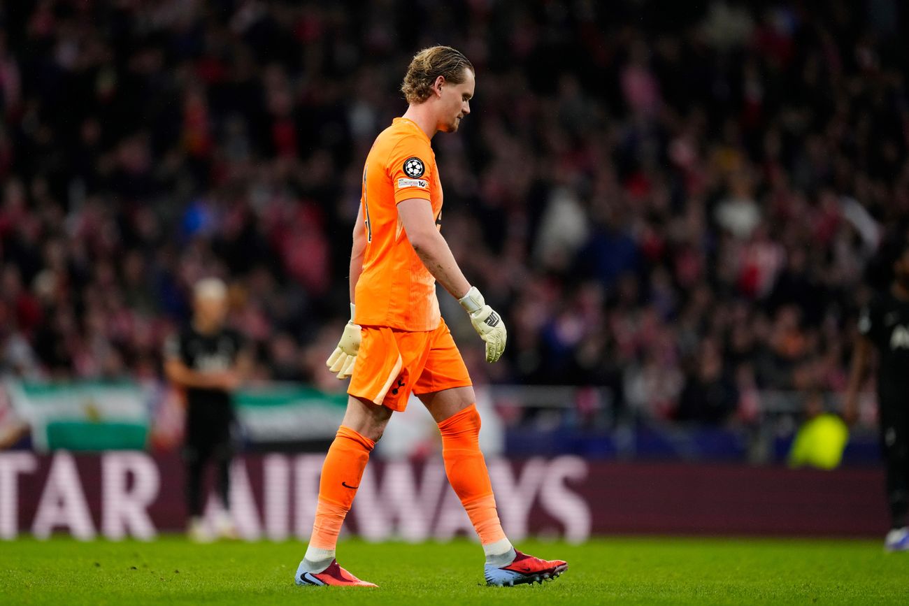 Antonin Kinsky, arquero de Tottenham, reemplazado a los 17 minutos del primer tiempo del partido con Atlético de Madrid. 