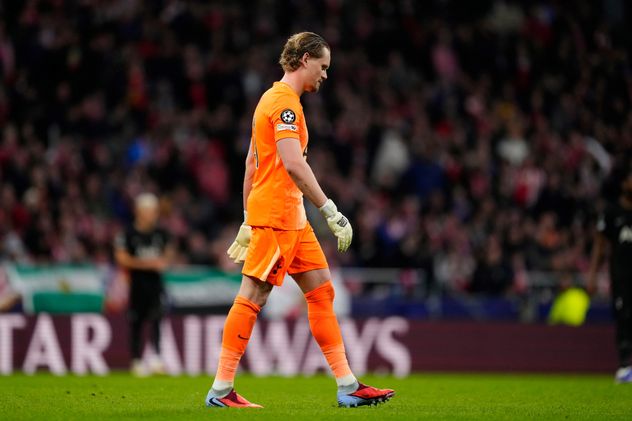 Antonin Kinsky, arquero de Tottenham, reemplazado a los 17 minutos del primer tiempo del partido con Atlético de Madrid. 