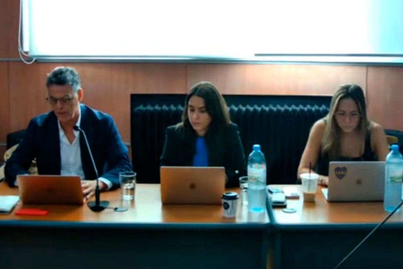 El fiscal general Marcelo Colombo y la auxiliar fiscal Agustina D'Angelo durante el alegato. (Zoom/Fiscales.gob.ar)