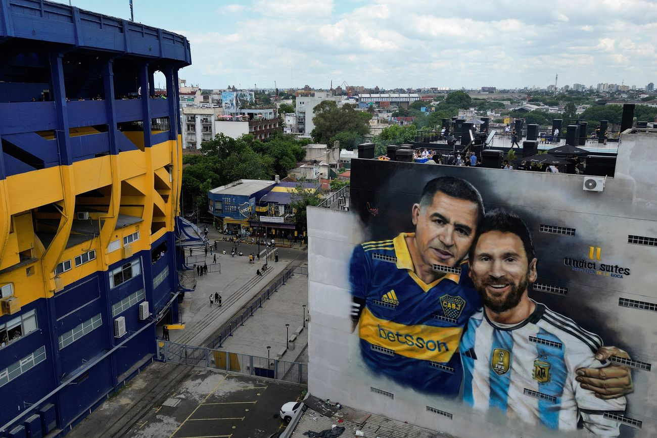 La Bombonera, con un mural de Juan Román Riquelme y Lionel Messi. 