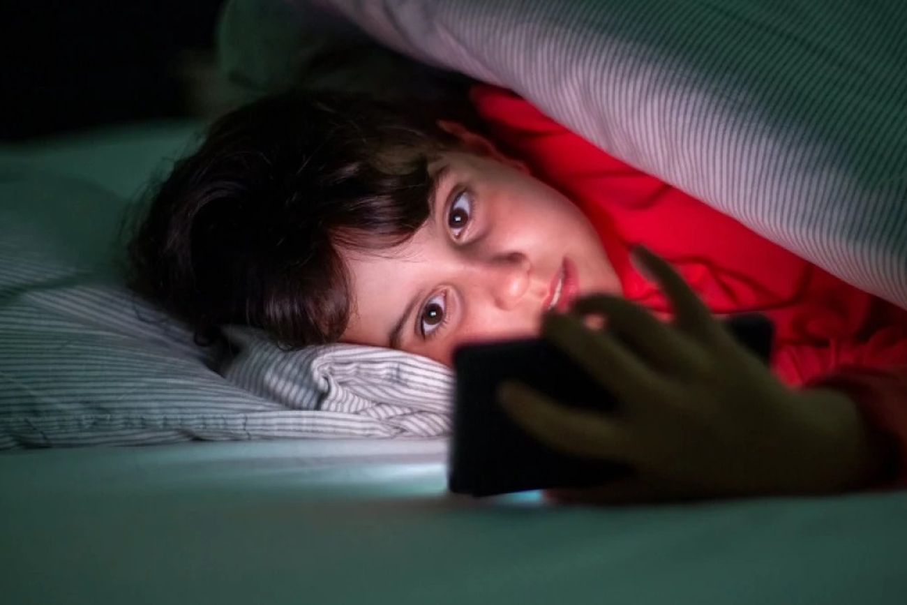 El hábito nocturno que arruina el sueño: lo que revela un nuevo estudio sobre el uso del celular antes de dormir.