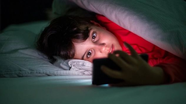 El hábito nocturno que arruina el sueño: lo que revela un nuevo estudio sobre el uso del celular antes de dormir.
