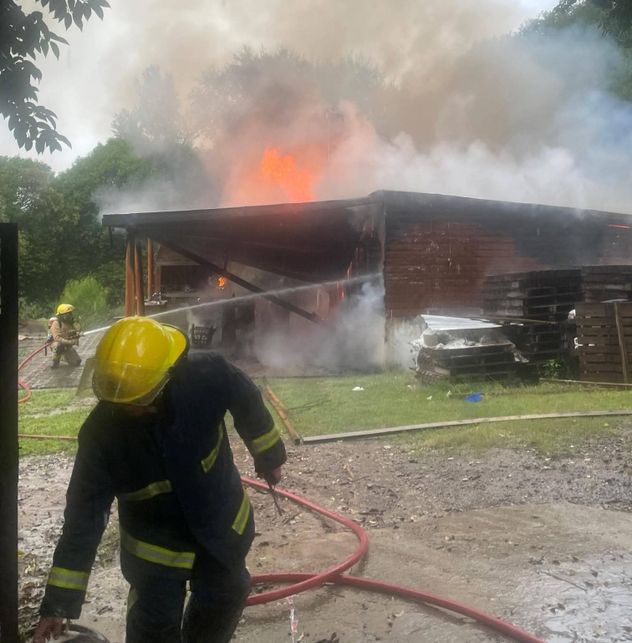 Incendio en una casa de Cosquín, este martes.