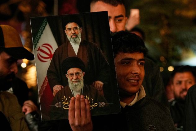 Revelaron que el nuevo líder supremo de Irán tiene departamentos frente a la embajada de Israel en Londres