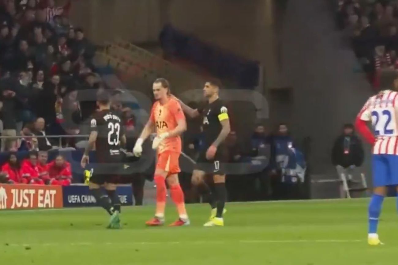 Cristian Romero acompañando al arquero Antonín Kinsky, reemplazado a los 17 minutos del primer tiempo del partido entre Tottenham y Atlético de Madrid. 