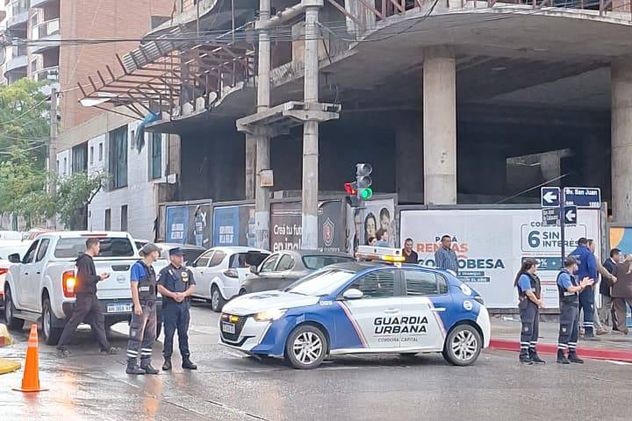 Córdoba. Operativo en la “mole”, el edificio tomado por okupas en el Bv. San Juan. (La Voz)