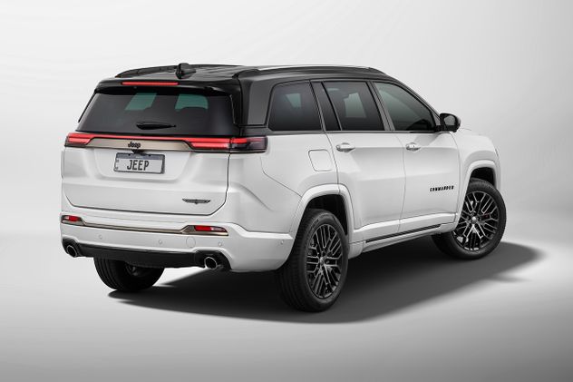 En la parte trasera, una firma lumínica led continua moderniza la apariencia del nuevo Jeep.