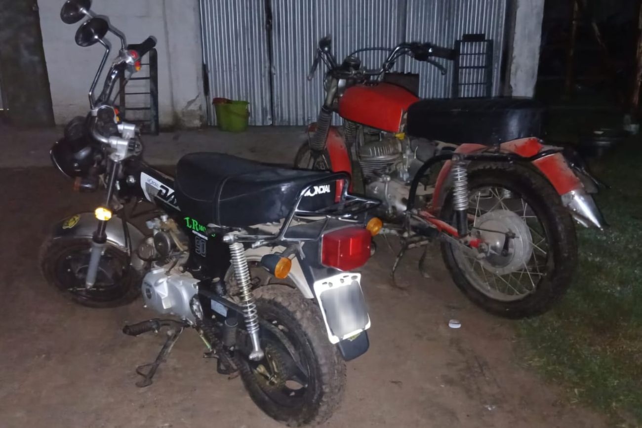 Córdoba: detuvieron a tres personas mientras robaban en un club y recuperaron motos sustraídas