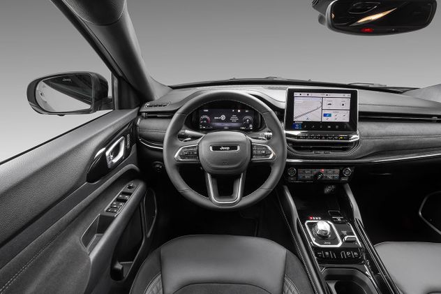 El Jeep Commander mantiene su liderazgo en seguridad activa, ofreciendo de serie en toda la gama el paquete de asistencias Adas Nivel 2.