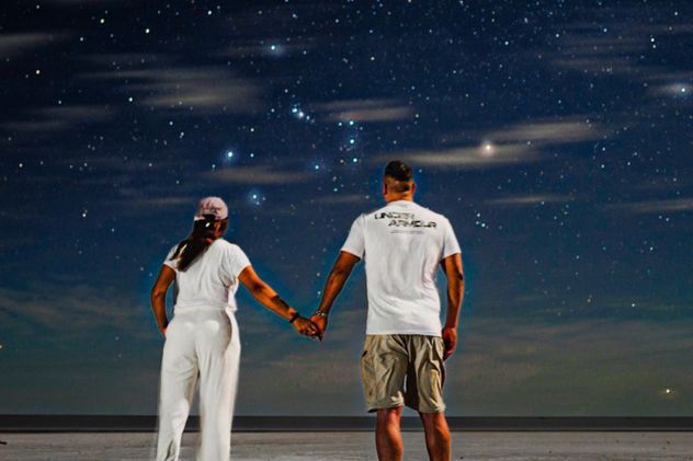 Entre las experiencias más destacadas aparece “Noche de Estrellas”, una propuesta que invita a descubrir el salar desde una mirada contemplativa.