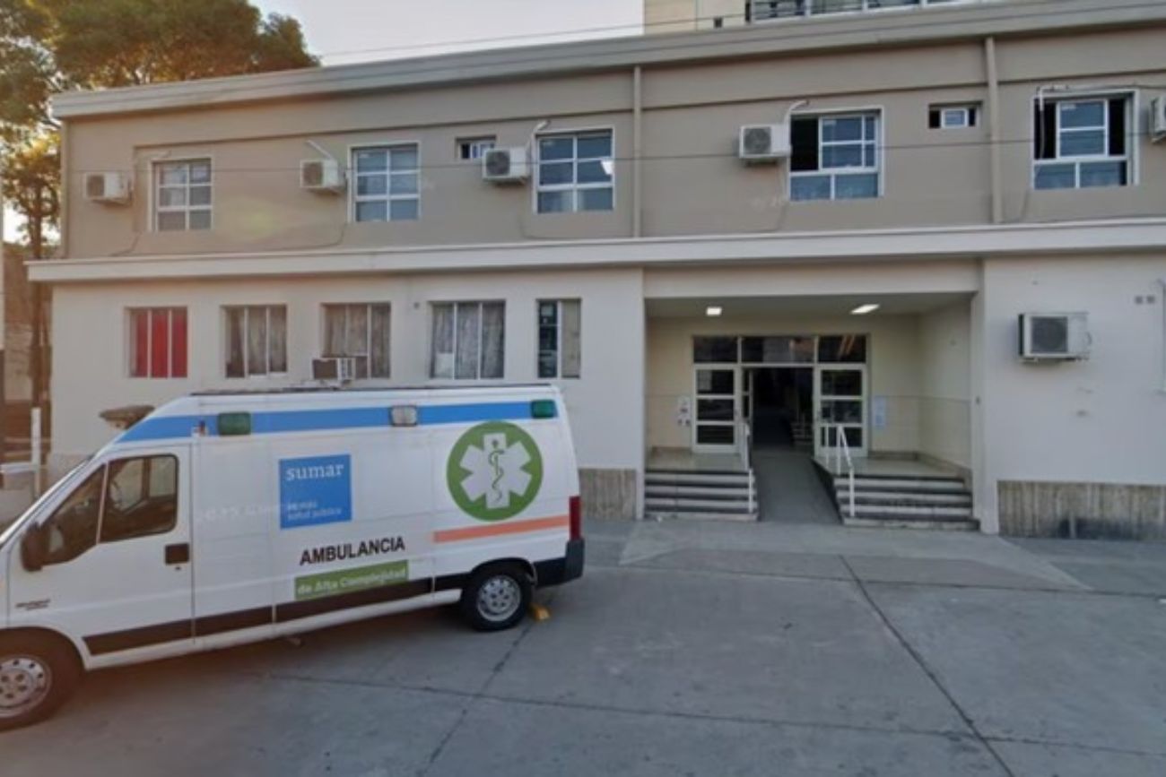 Un adolescente de 12 años fue a buscar su pelota y se electrocutó al tocar un portón: permanece internado