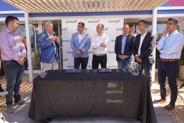 CRÉDITOS DE CÓRDOBA. El ministro de Bioagroindustria, Sergio Busso, en la presentación de los créditos de Bancor para la compra de maquinaria agrícola en Expoagro.