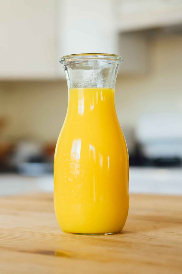 El jugo de naranja aporta vitamina C, potasio y otros compuestos bioactivos, lo que puede contribuir a la función inmunitaria, la regulación de la presión arterial y la salud cardiovascular.