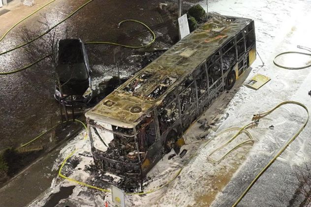 El incendio de un colectivo en Suiza dejó seis muertos y cinco heridos: investigan si fue intencional