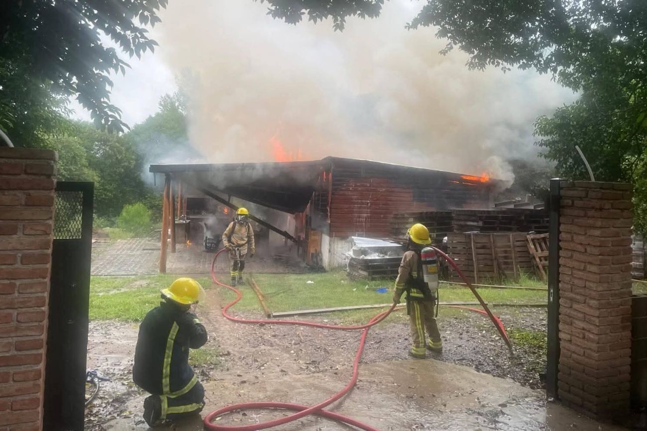Incendio en una casa de Cosquín, este martes, 