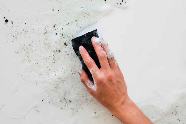 En los hogares y el lugar de trabajo, donde las personas pasan la mayor parte de su tiempo, pueden acumularse compuestos químicos, microorganismos y radiaciones que afectan al organismo.