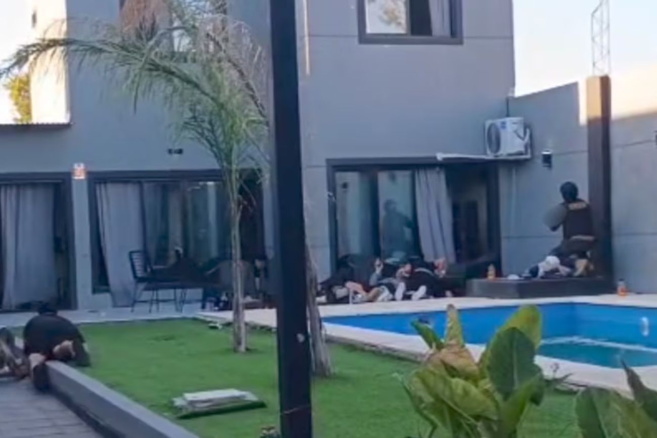 La policía allanó una quinta y se tiroteó con 15 delincuentes en medio de una pool party.