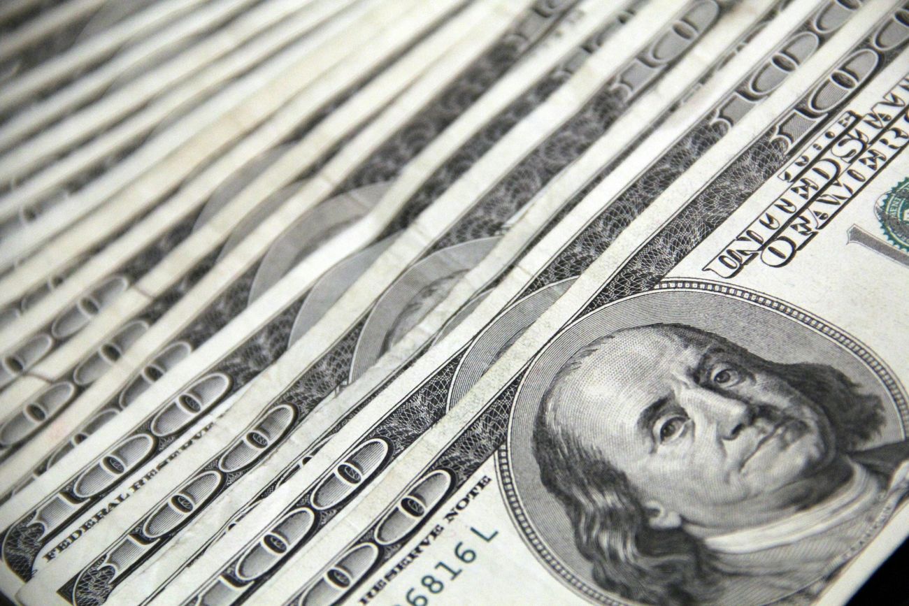 El dólar se desperezó en el arranque de junio