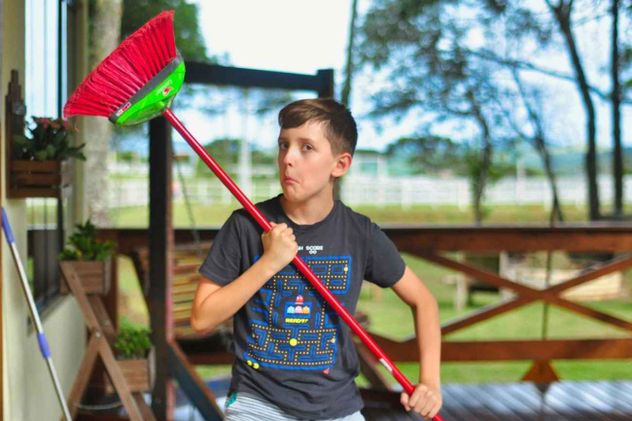Aunque el primer instinto puede ser tirarlo, y aunque parezca contraintuitivo, este utensilio de limpieza también requiere una limpieza regular para alargar su vida útil y asegurar la higiene del hogar.