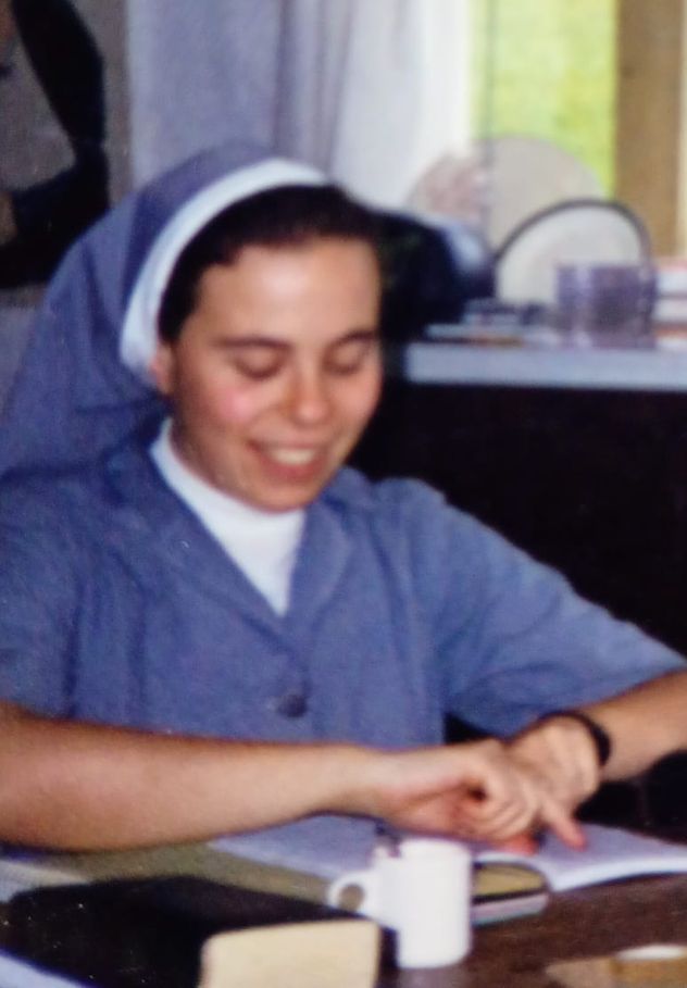 Mar{ia Elena Módica tiene pocas fotos de su vida como religiosa. Acá, en Tucumán, preparando clases. (Gentileza)