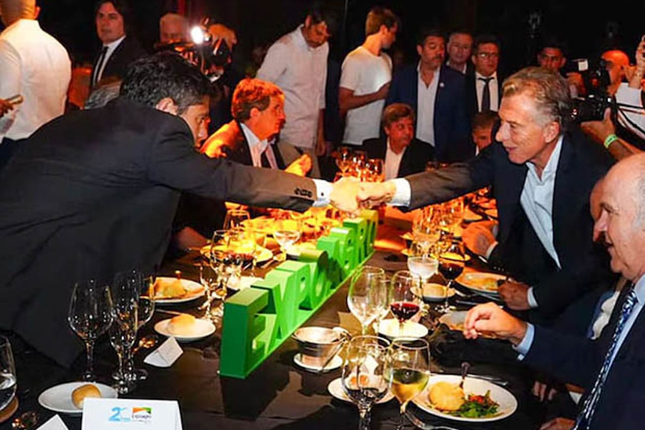 El expresidente Mauricio Macri y el gobernador de Buenos Aires, Axel Kicillof, se saludan con un apretón de manos en la cena anual de Expoagro.