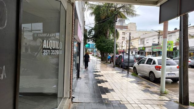 Río Tercero. En el centro de la ciudad se ve una merma de actividad comercial y locales desocupados.  