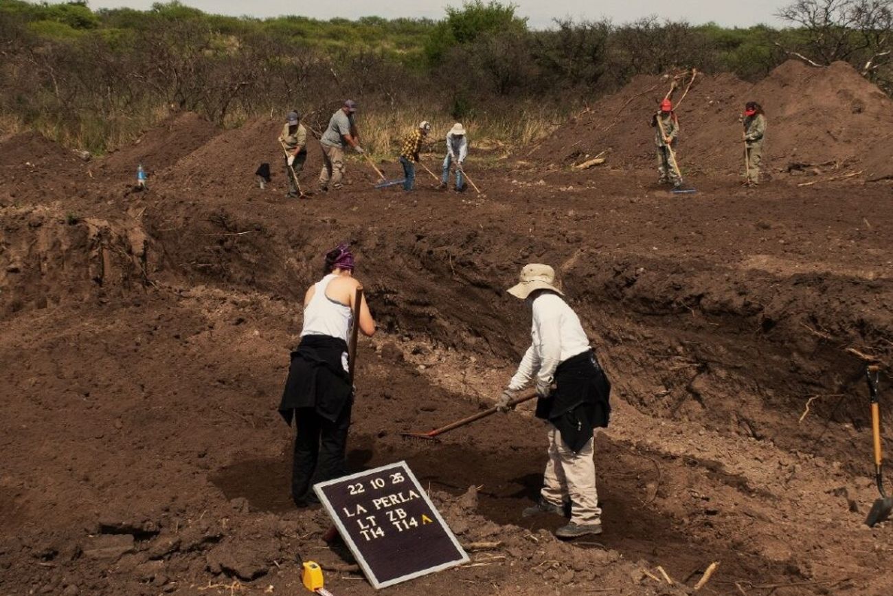 Excaciones del Equipo Argentino de Antropología Forense en La Perla. 