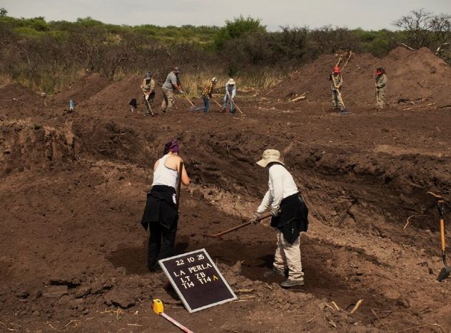 Excaciones del Equipo Argentino de Antropología Forense en La Perla.