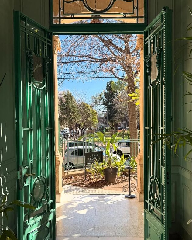 Casa Bogotá: el café oculto en una casona histórica de Buenos Aires que ofrece un brunch de diez pasos.