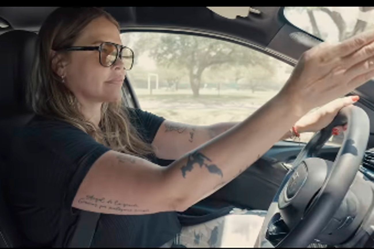 Nazarena Vélez participa de la campaña de concientización al volante.