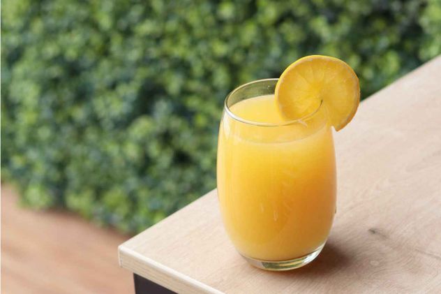 El jugo de naranja aporta vitamina C, potasio y otros compuestos bioactivos, lo que puede contribuir a la función inmunitaria, la regulación de la presión arterial y la salud cardiovascular.