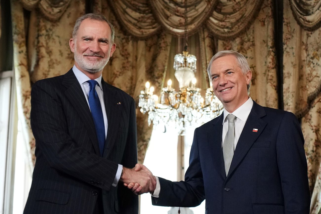 El rey Felipe de España junto a José Antonio Kast, que asume este miércoles como presidente de Chile. 
